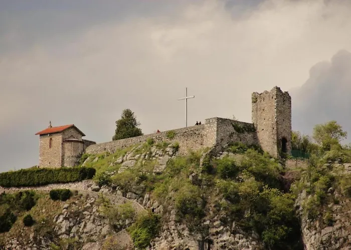 Rocca Dell'innominato Bed & Breakfast 3*