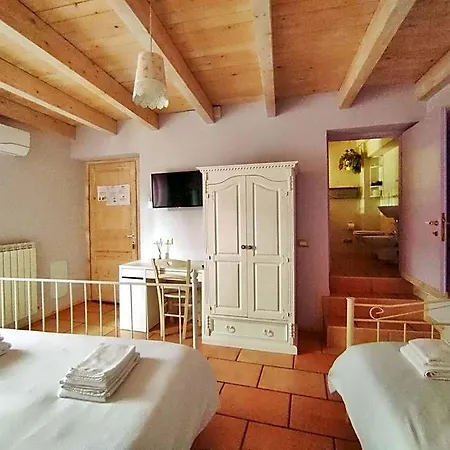 Rocca Dell'innominato Bed & Breakfast 3*